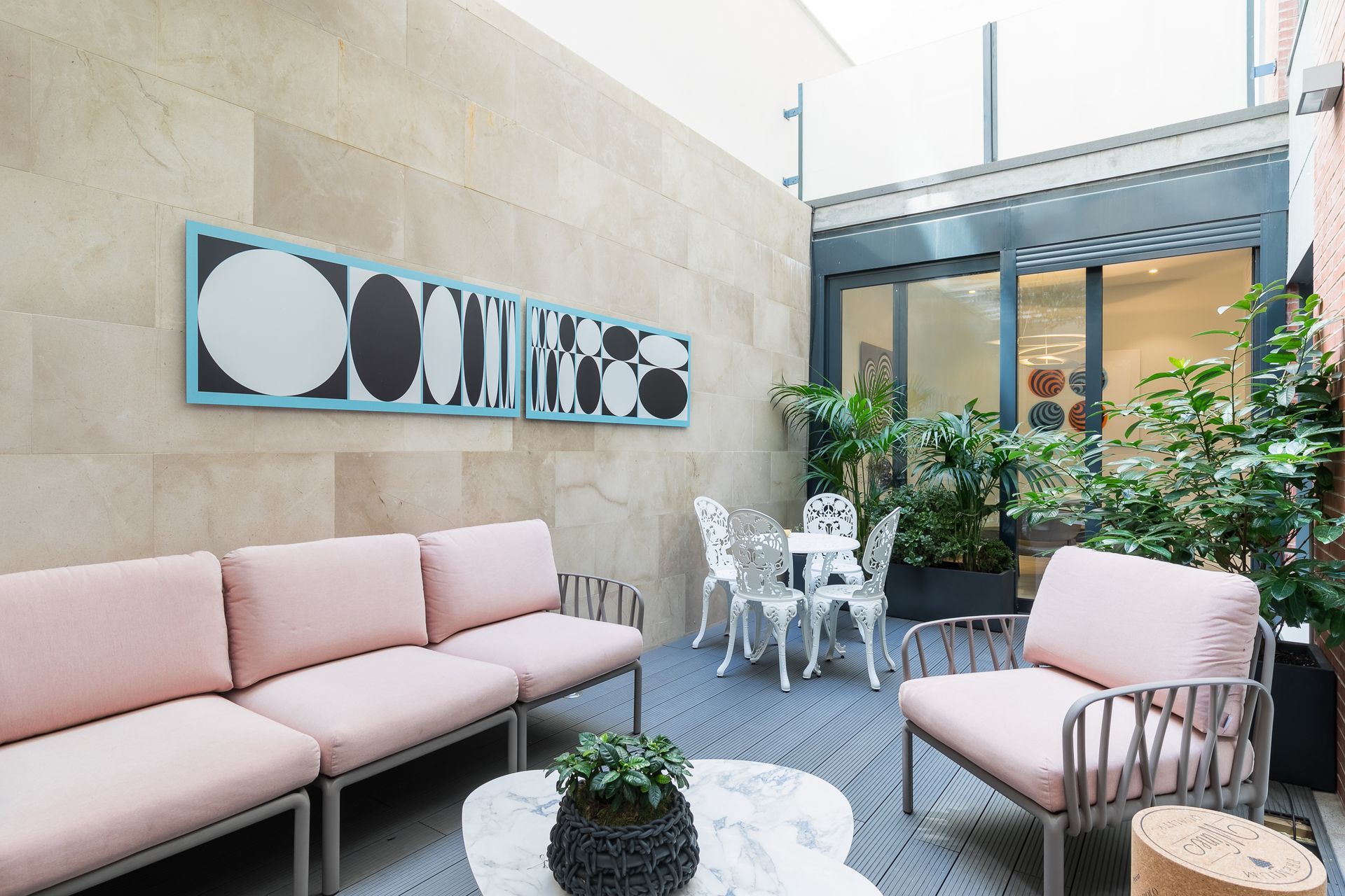 Interiorismo en vivienda ubicada en la Calle Prim Madrid. Minimalista y moderno.