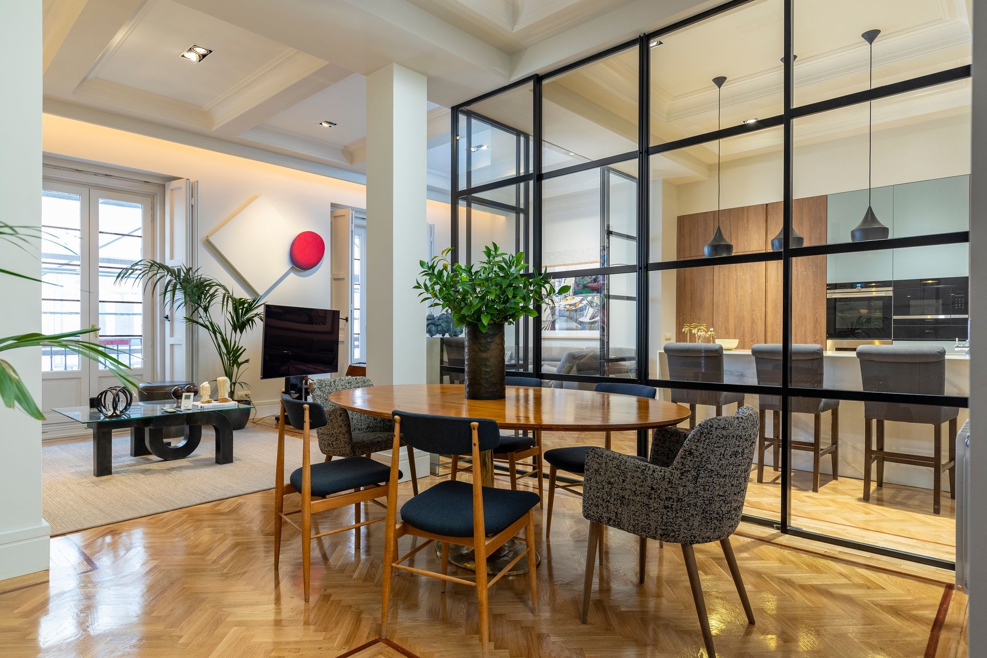 Piso reformado en calle madrazo madrid en tonos neutros y combinaciones de madera