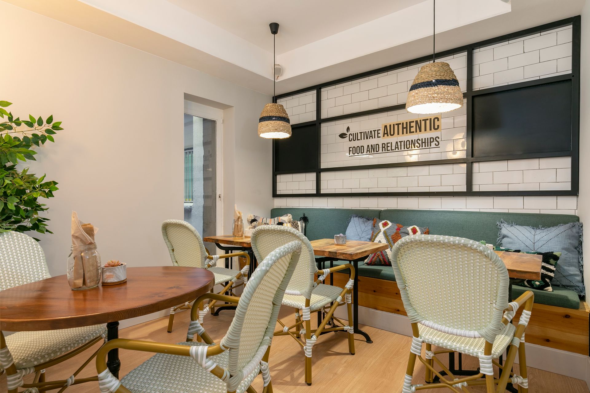 Reforma e interiorismo para resturante en zona de justicia madrid, tonos verdes y mimbre