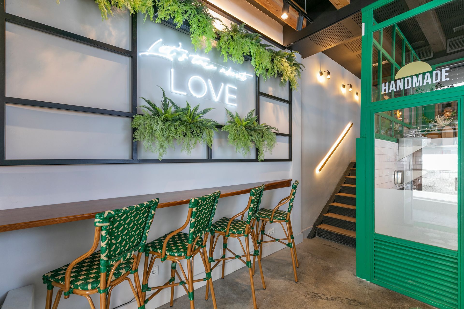 Reforma e interiorismo para resturante en zona de justicia madrid, tonos verdes y mimbre