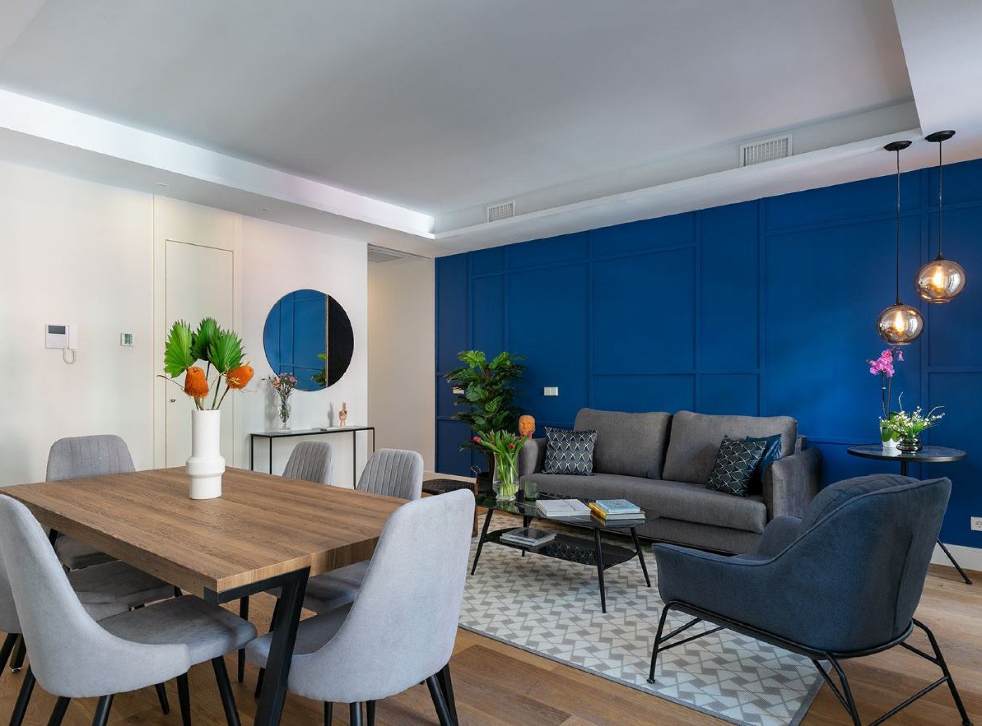 Interiorismo en vivienda de lujo ubicada en el Barrio Salamanca Madrid, tonos madera, azul y gris.