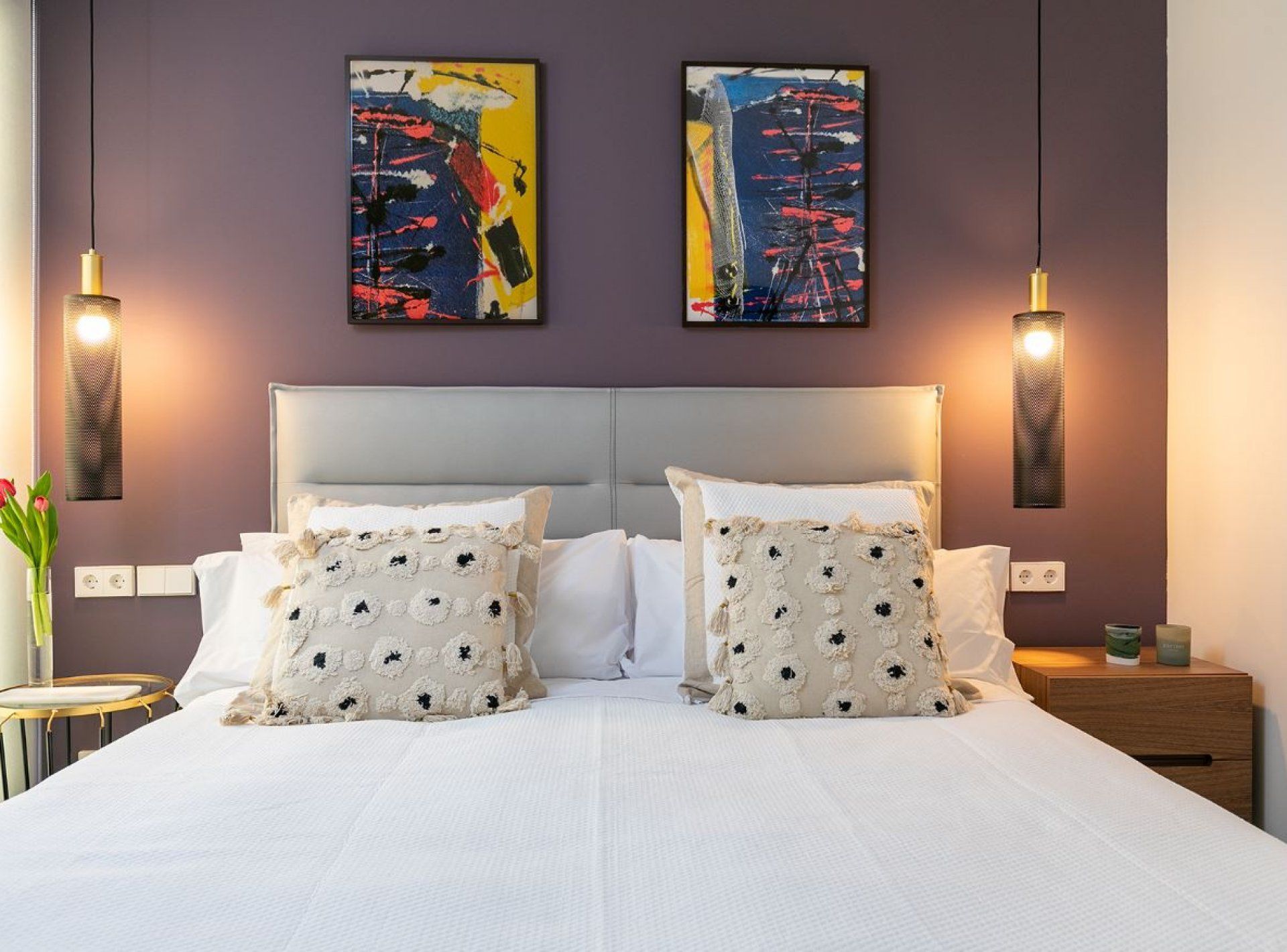 Interiorismo en vivienda de lujo ubicada en el Barrio Salamanca Madrid, tonos morado, blanco y crema.