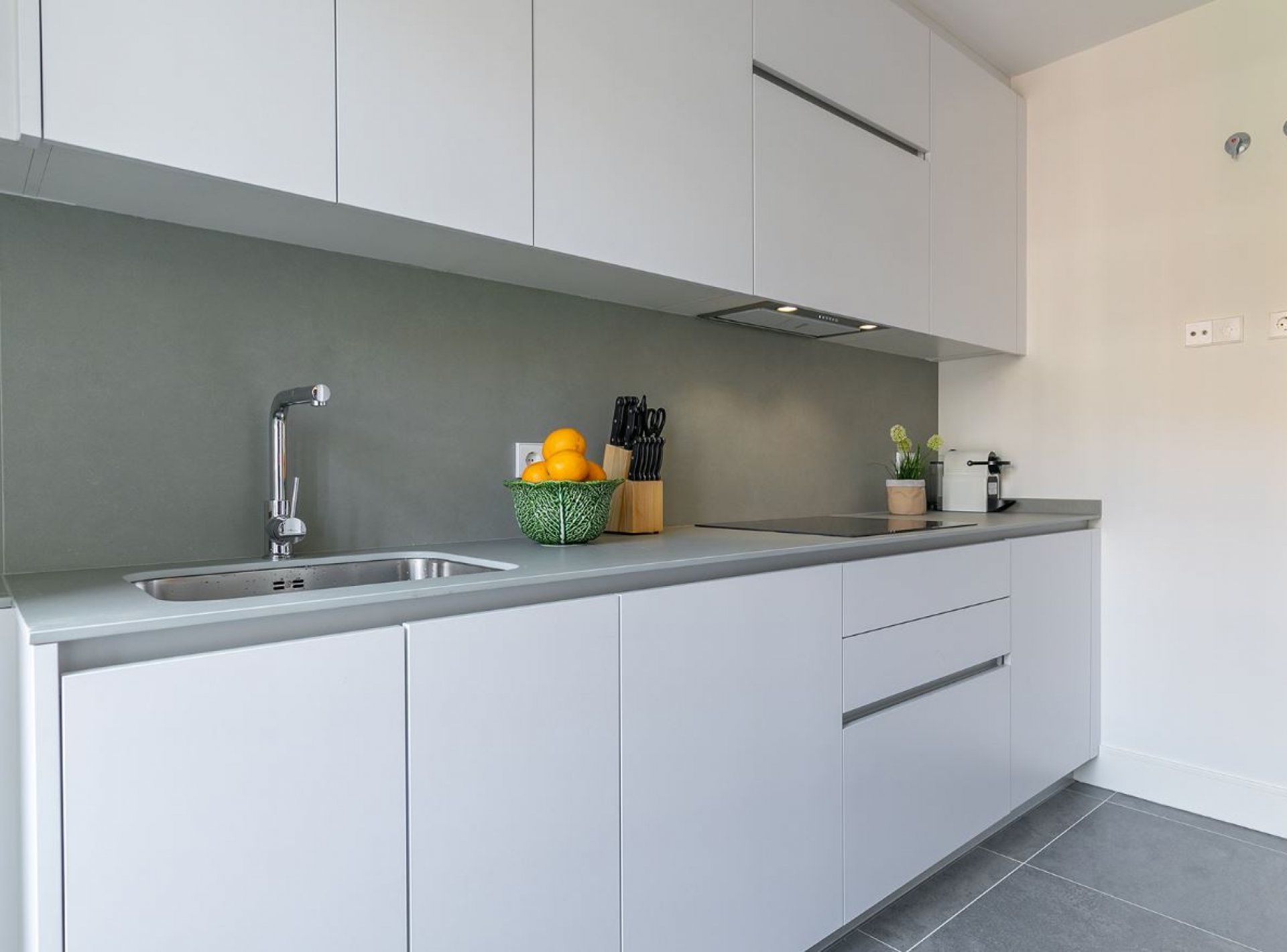 Interiorismo en vivienda de lujo ubicada en el Barrio Salamanca Madrid, tonos blanco y gris en cocina.