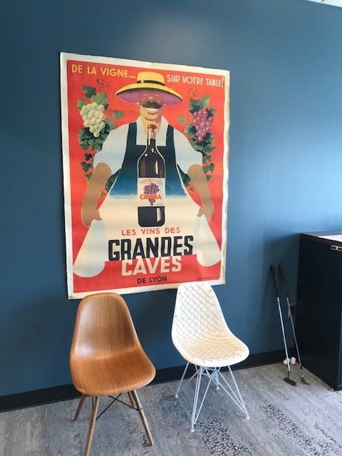 A poster hanging on a wall that says grandes caves