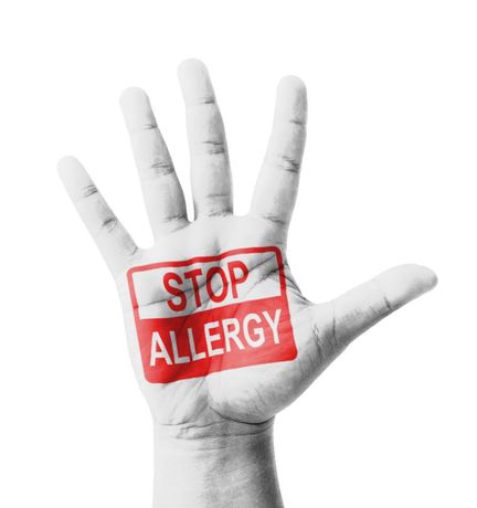 mano con scritta stop alle allergie