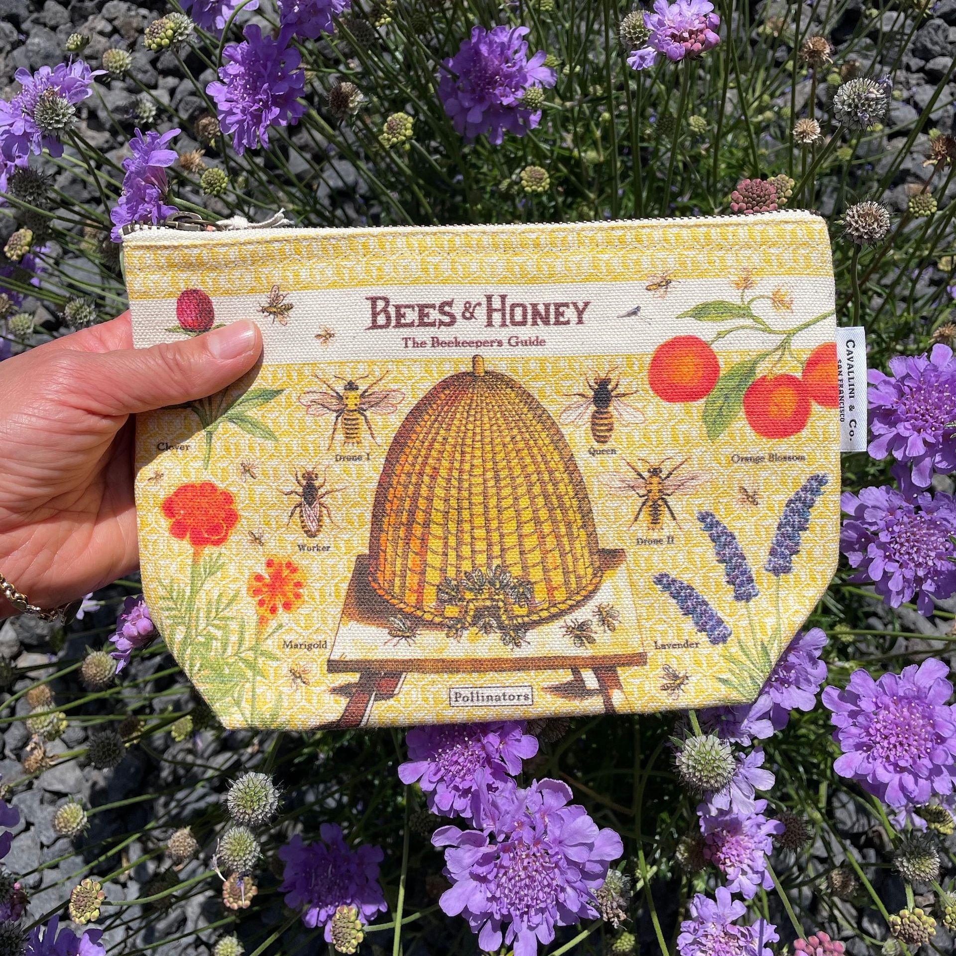 Bolsa Vintage Bees & Honey num jardim