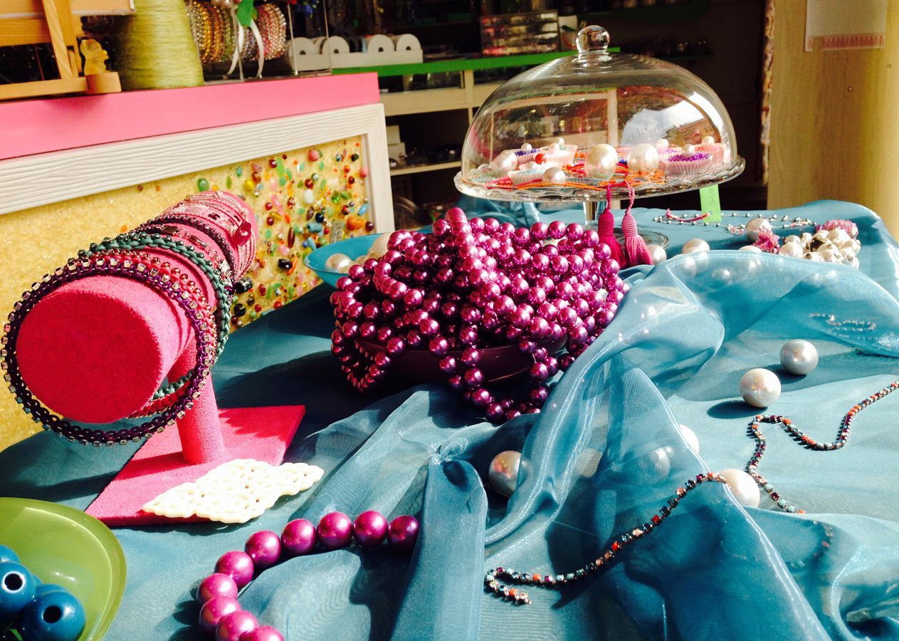 una donna tiene in mano una tazza di caffè accanto a un computer portatile .