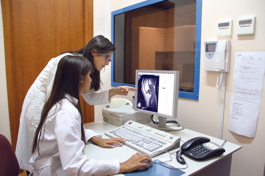 dottoresse controllano un'ecografia