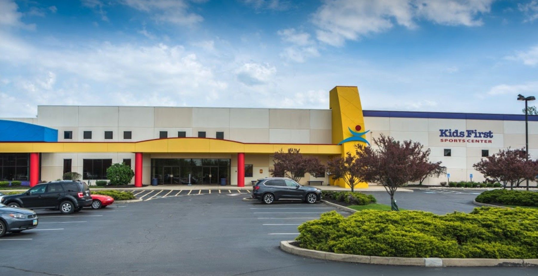 A large building with cars parked in front of it.