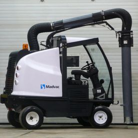 Aspirateur de rue Madvac blanc et noir avec tuyau flexible et tube de collecte.