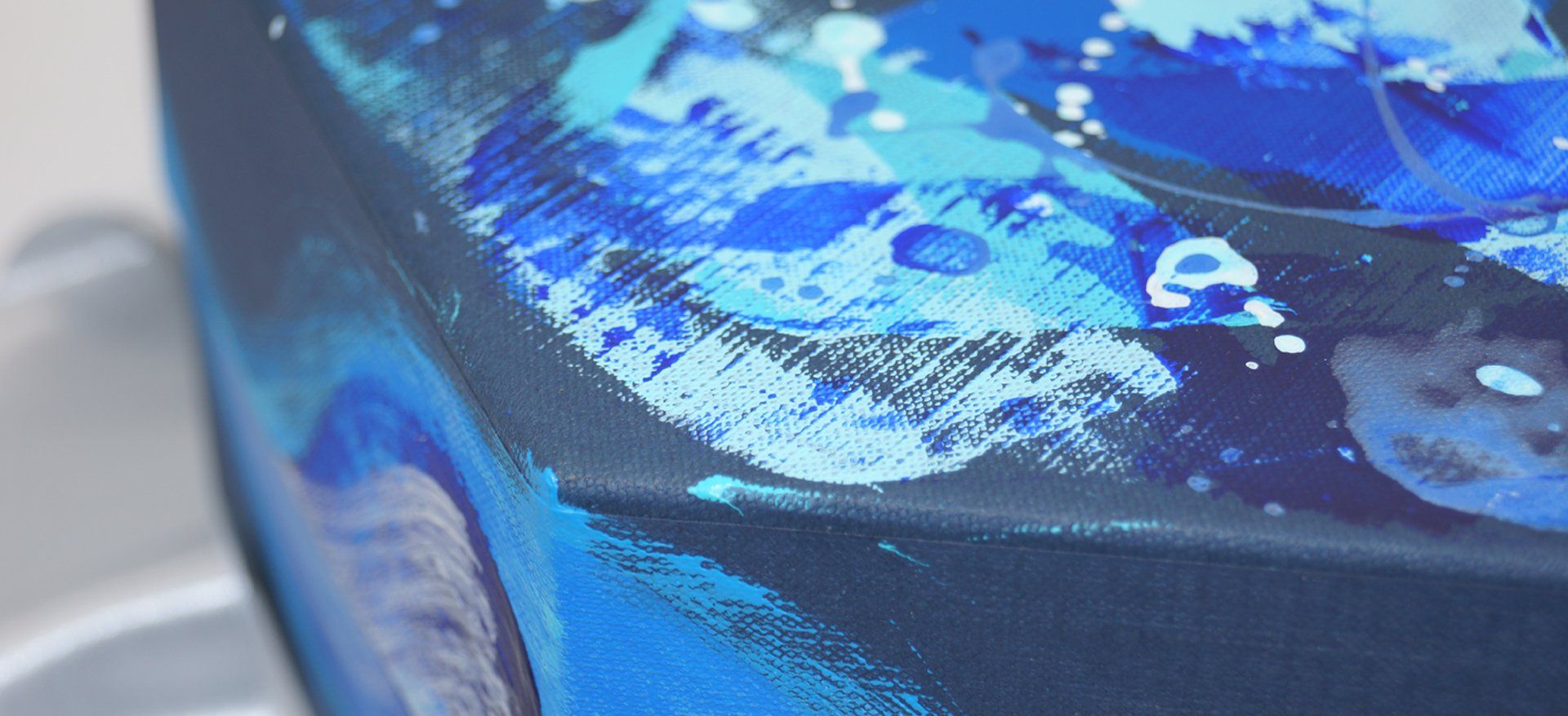 Scatola rivestita con particolare di pittura a mano su carta telata blu cobalto