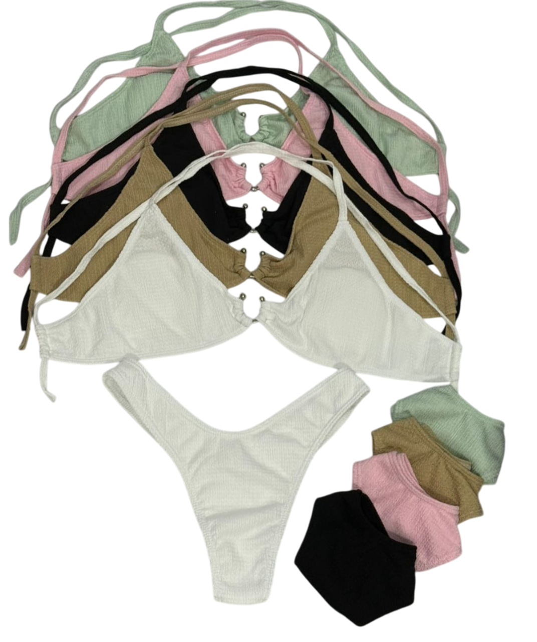 Surtido de tops de bikini estilo halter y braguitas de tanga de colores apilados para exhibición.