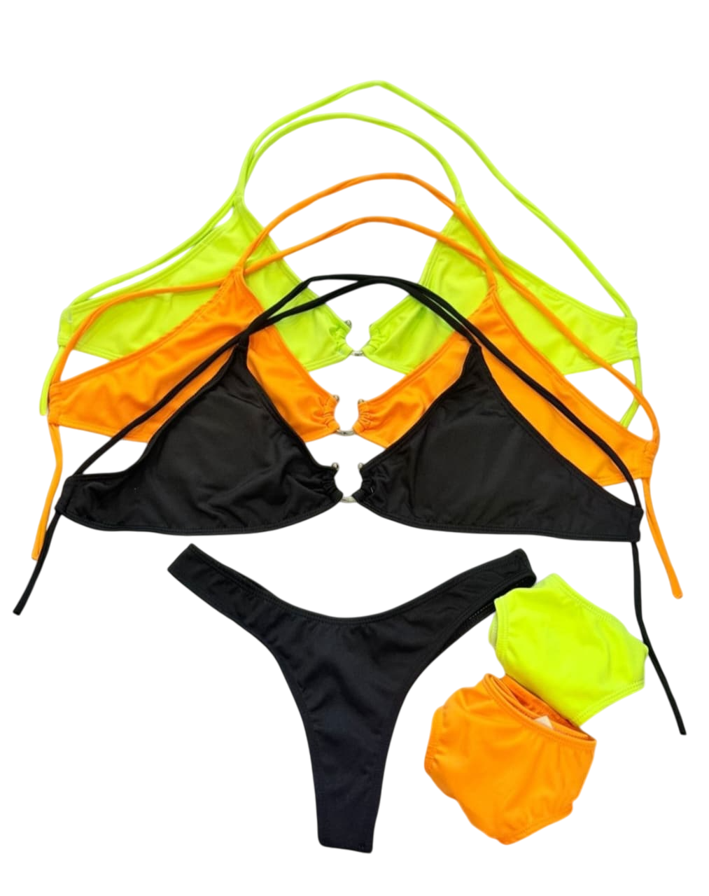 Partes superiores e inferiores de bikini en color negro, amarillo neón y naranja, dispuestos sobre fondo blanco.