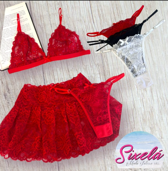 Conjunto de lencería de encaje rojo con falda, sujetador y tanga. Tangas adicionales en blanco, rojo y negro.