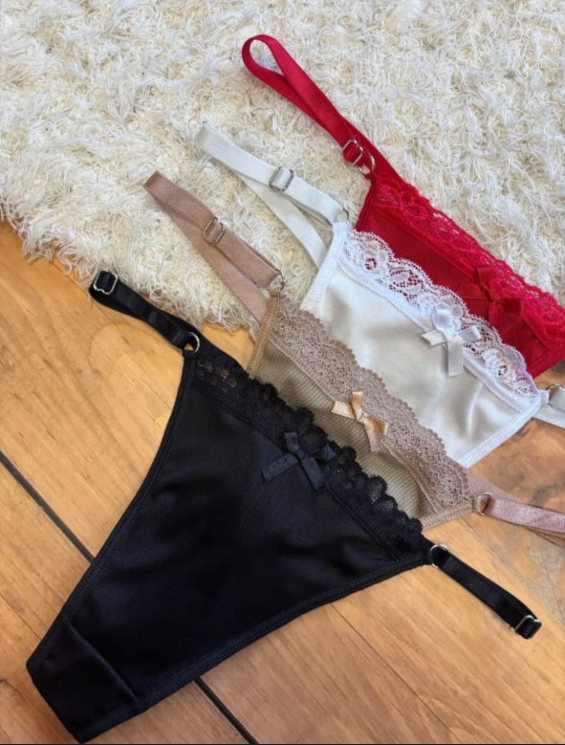 Conjunto de lencería rosa: sujetador y tanga con ribete de encaje, sobre alfombra blanca mullida y superficie de madera.