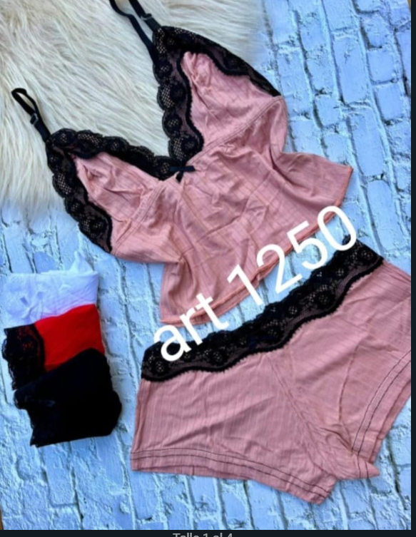 Conjunto de lencería rosa con ribete de encaje negro y tres pares de ropa interior.