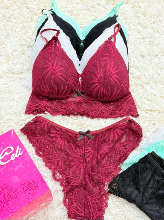 Conjunto de lencería en encaje burdeos, compuesto por sujetador y braguita, junto a otros conjuntos de colores.