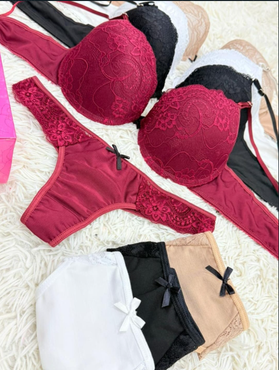 Conjunto de lencería burdeos con braguita a juego. También se muestran otras braguitas en blanco, negro y beige.