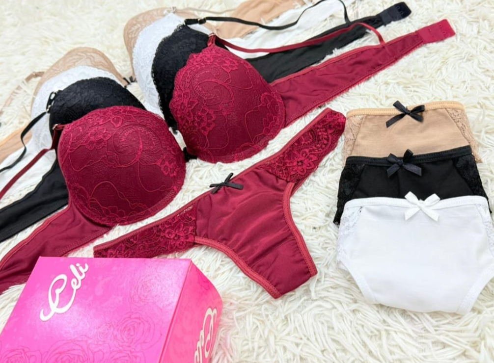 Conjunto de lencería burdeos con braguita a juego. También se muestran otras braguitas en blanco, negro y beige.