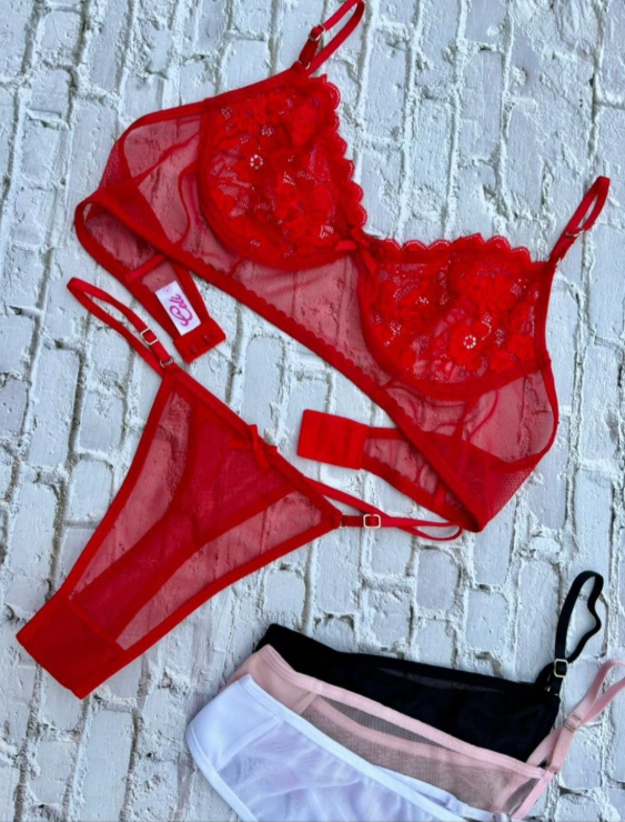 Conjunto de lencería roja: sujetador y tanga. Otros tres conjuntos de lencería en blanco, rosa y negro.