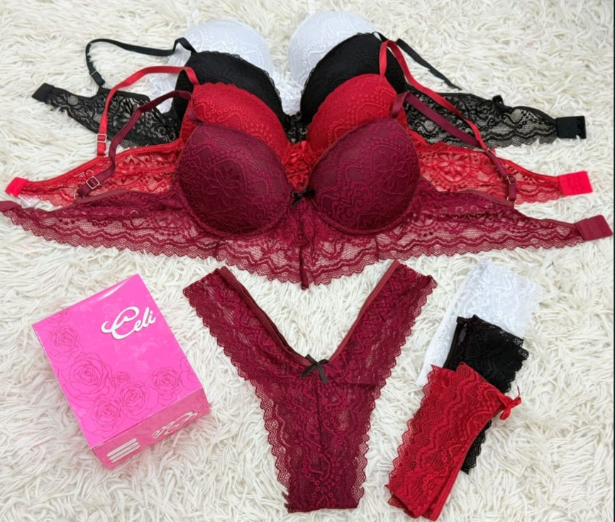 Conjunto de sujetador y braguita en varios colores, incluidos rojo, negro y blanco, con caja rosa.
