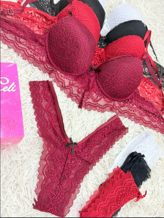 Conjunto de sujetador y braguita en varios colores, incluidos rojo, negro y blanco, con caja rosa.