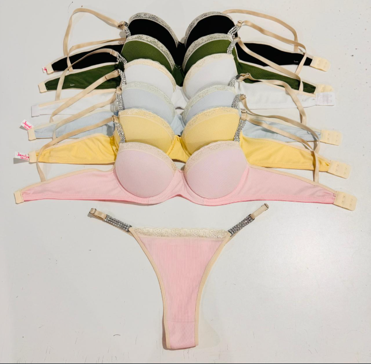 Sujetadores surtidos en varios colores, incluidos rosa, amarillo y verde, con tanga a juego.