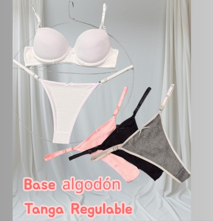 Sujetador blanco y tanga ajustable en blanco, rosa, negro y gris, colgados en una percha. Texto: «Base algodón Tanga Regulable».