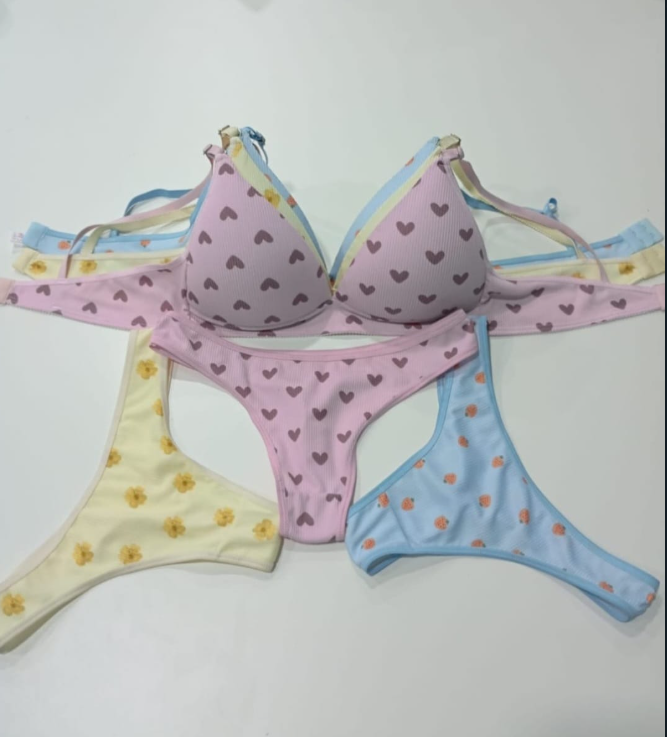 Conjunto de tres sujetadores y tanga a juego en colores pastel con estampados de corazones.