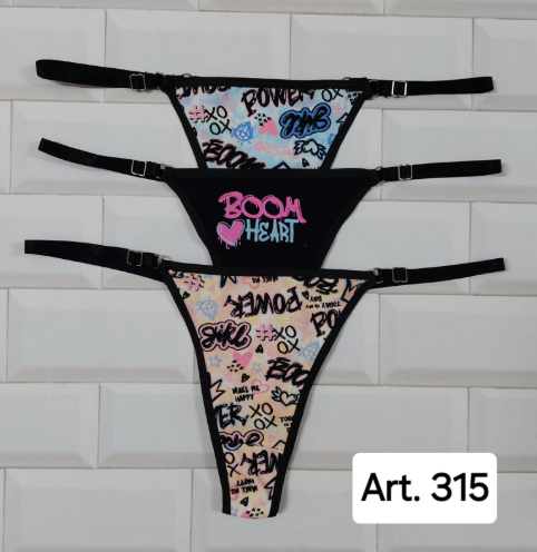 Ropa interior de tres tangas con texto gráfico y tirantes ajustables.
