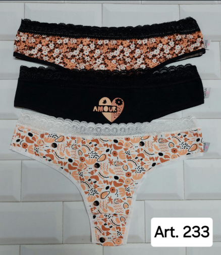 Tres pares de ropa interior de mujer con motivos florales y de corazones, y ribetes de encaje, sobre un fondo de azulejos blancos.