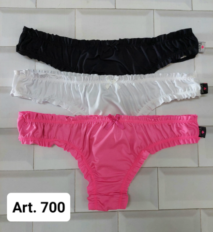 Tres pares de lencería de mujer en negro, blanco y rosa, dispuestos sobre una pared de azulejos blancos.