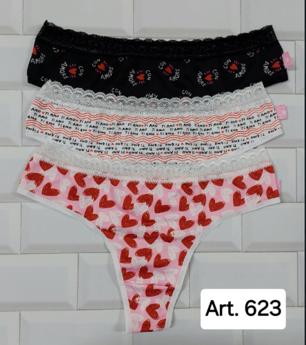 Tres pares de ropa interior de mujer: negra con corazones, blanca con texto rojo y corazones rosas; todas con ribete de encaje.