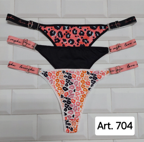 Tres tangas con tiras, estampado de leopardo, negro y estampados florales, sobre una superficie de baldosa blanca. Art. 704