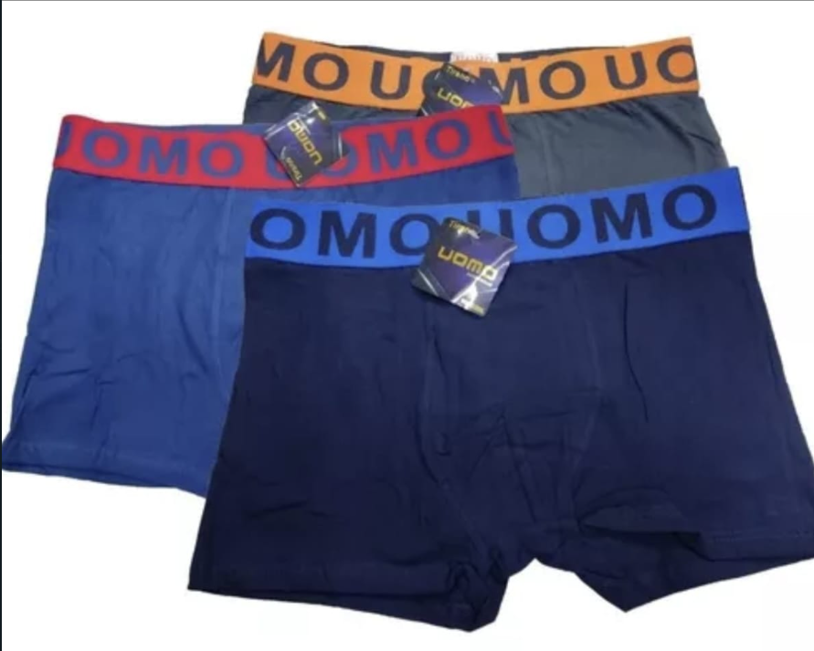 Tres calzoncillos bóxer para hombre: azul, azul marino y verde azulado. Cada uno lleva la inscripción 