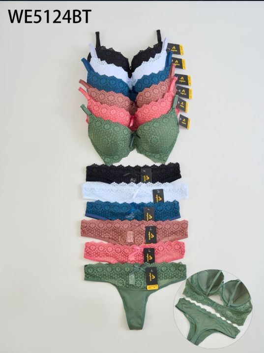 Conjuntos de sujetadores surtidos y ropa interior tipo tanga a juego en varios colores, cuidadosamente dispuestos sobre un fondo claro.