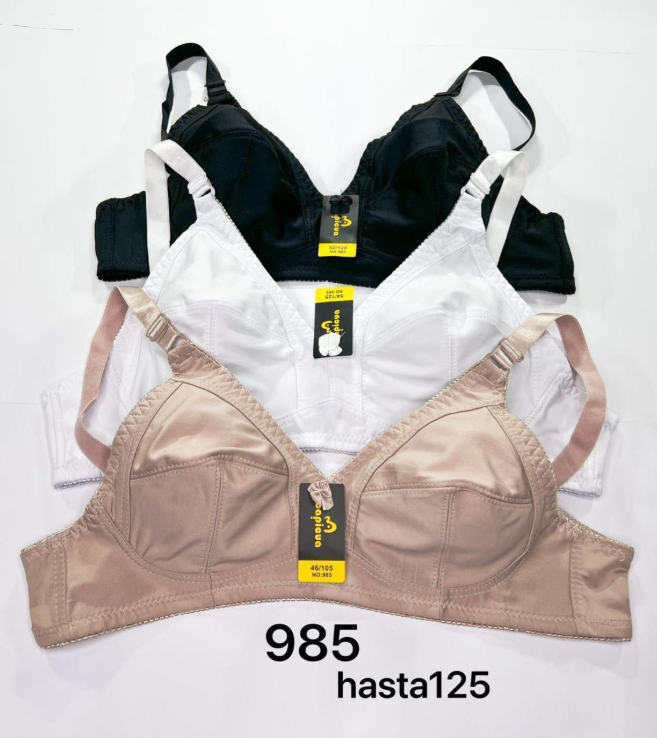 Tres sujetadores, uno negro, otro blanco y otro tostado, apilados. Cada uno tiene tirantes ajustables y etiquetas.