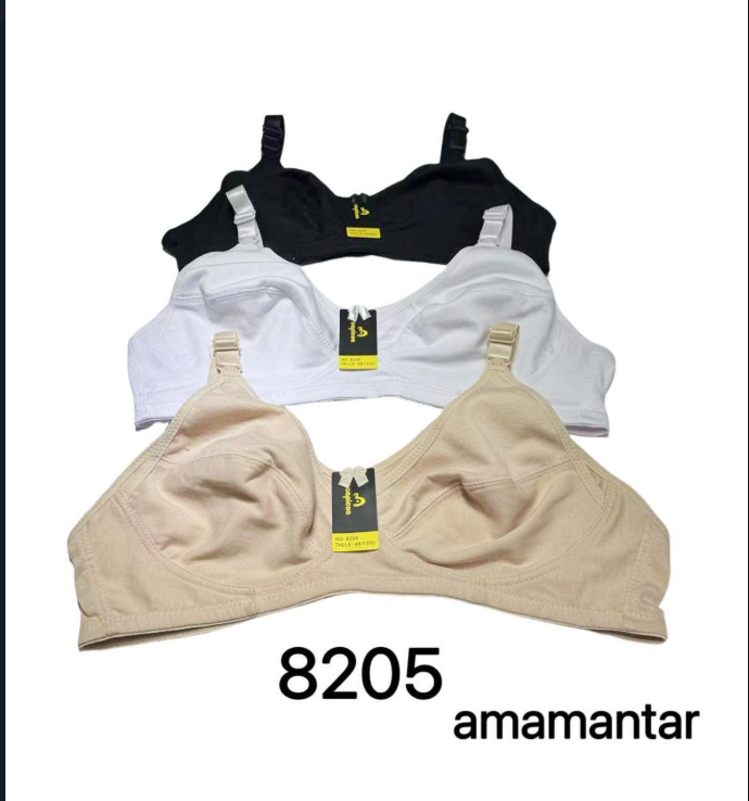 Tres sujetadores apilados en negro, blanco y tostado. Etiqueta 