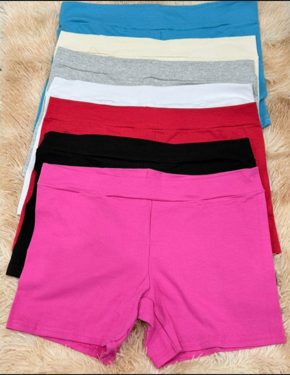 Pila de pantalones cortos deportivos de colores: rosa, negro, rojo, blanco, gris y azul.