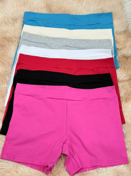 Pila de pantalones cortos deportivos de colores: rosa, negro, rojo, blanco, gris y azul.
