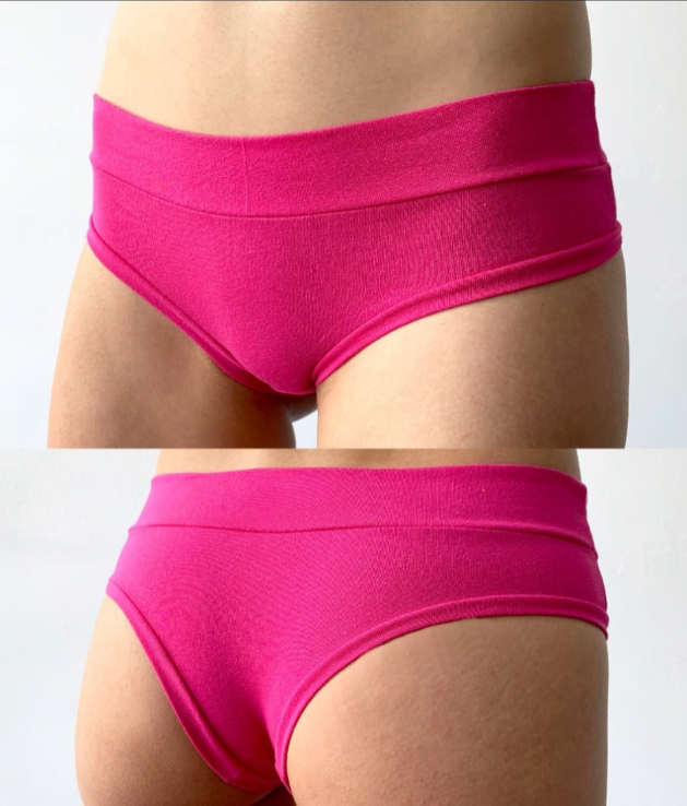 Ropa interior de mujer de color rosa, vistas frontal y posterior, sobre fondo blanco.