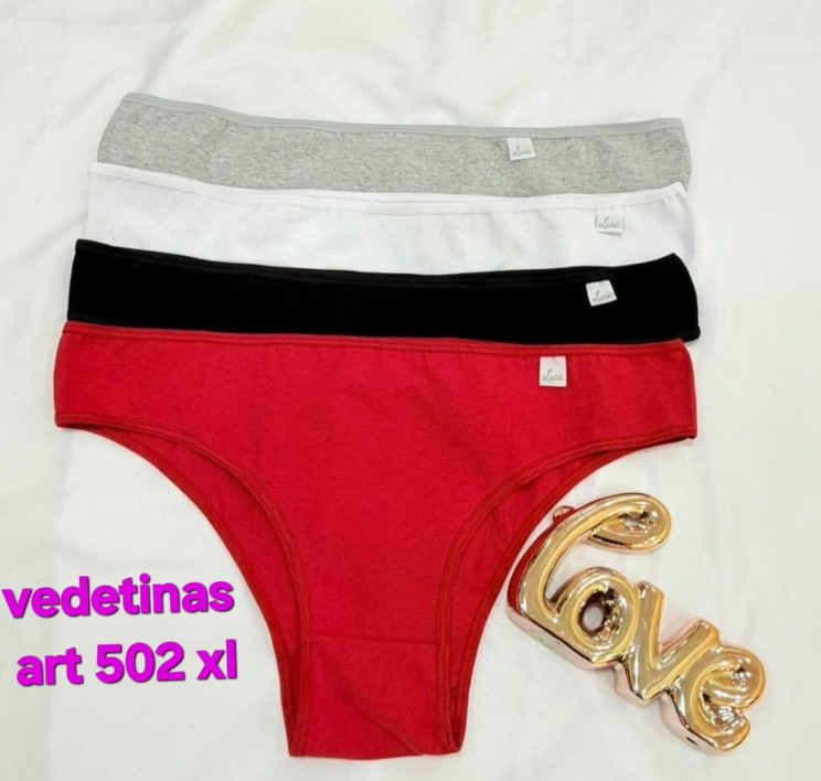 Pila de cuatro prendas interiores femeninas en rojo, negro, blanco y gris. A la derecha, una decoración dorada con la palabra 