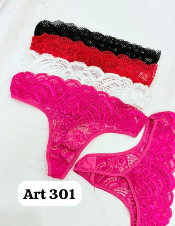 Tanga de encaje en rosa, blanco, rojo y negro. Se ve el texto 