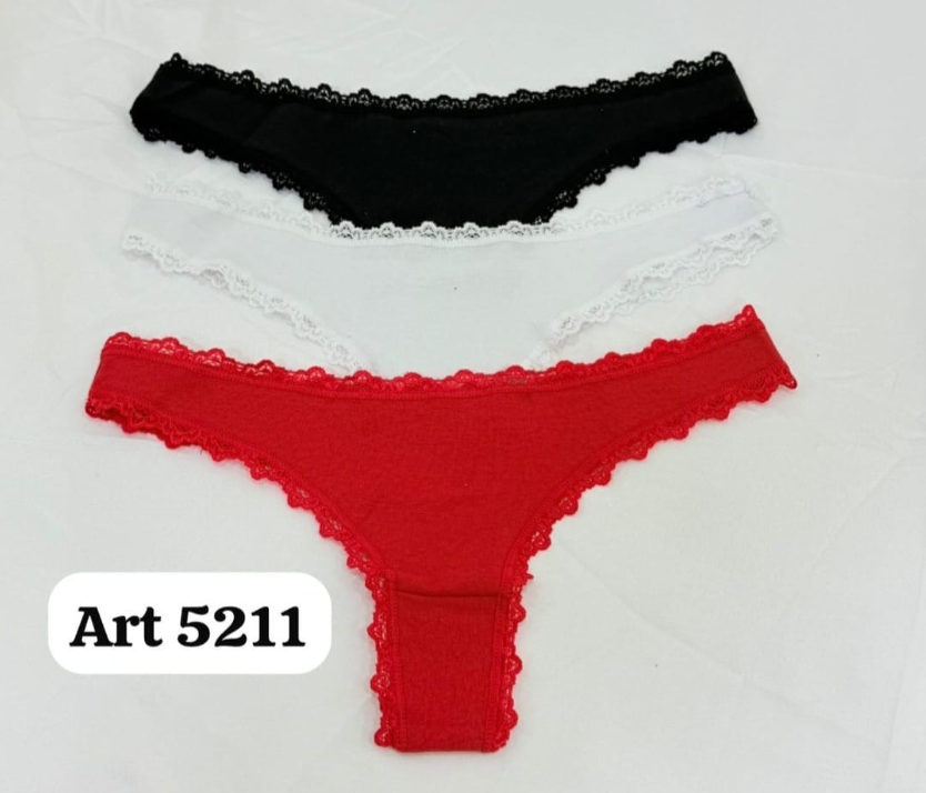 Tres tangas: negra, blanca y roja con ribete de encaje, expuestas sobre una superficie blanca.