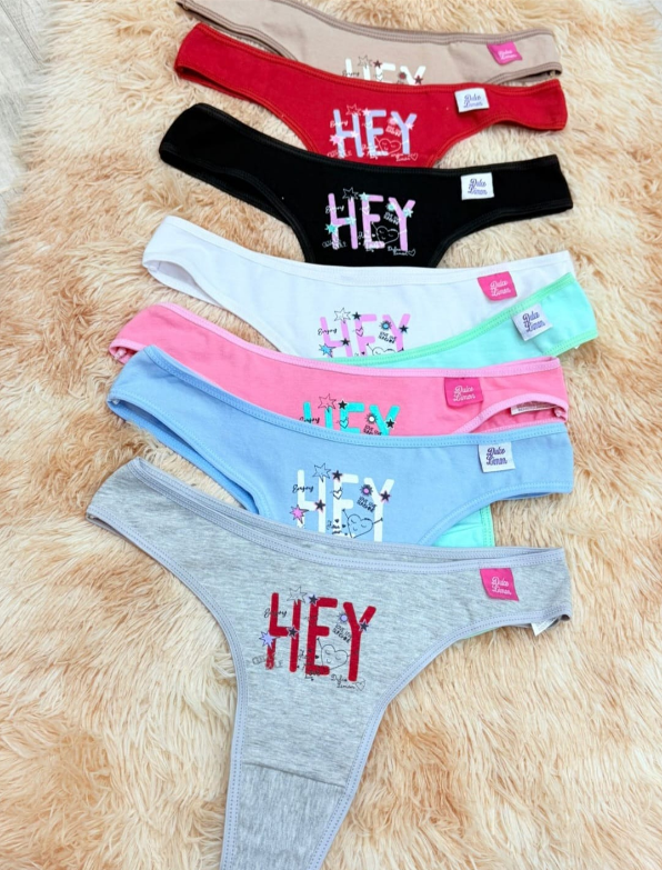 Pila de ropa interior tipo tanga de colores sobre una superficie texturizada; cada pieza con gráficos y etiquetas de marca.