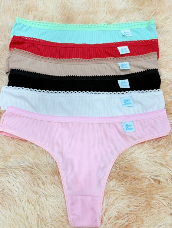 Pila de ropa interior tipo tanga de colores sobre una superficie esponjosa y de color claro.