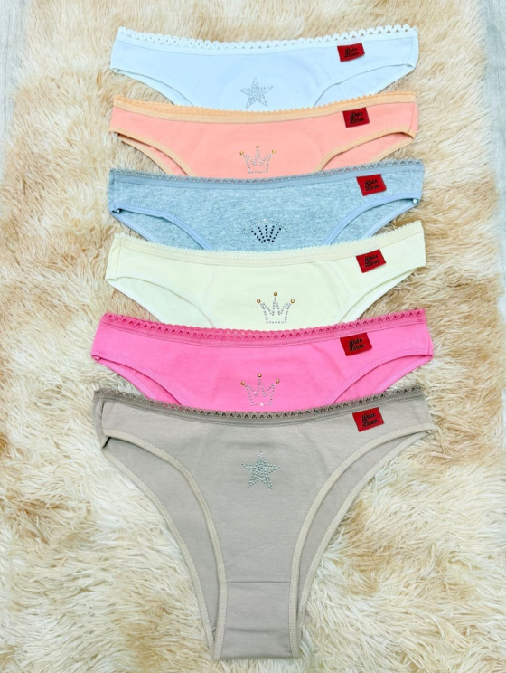 Seis pares de ropa interior femenina de colores sobre una alfombra mullida, cada uno con un detalle decorativo y una etiqueta roja.