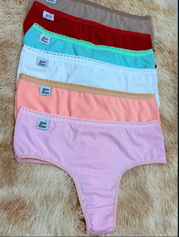 Pila de ropa interior de tanga de mujer colorida en tonos rosa, naranja, blanco, verde azulado, rojo y tostado.