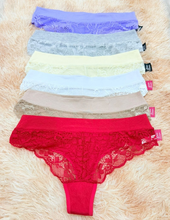 Seis pares de lencería de encaje de colores sobre una superficie difusa, que va del rojo al morado.