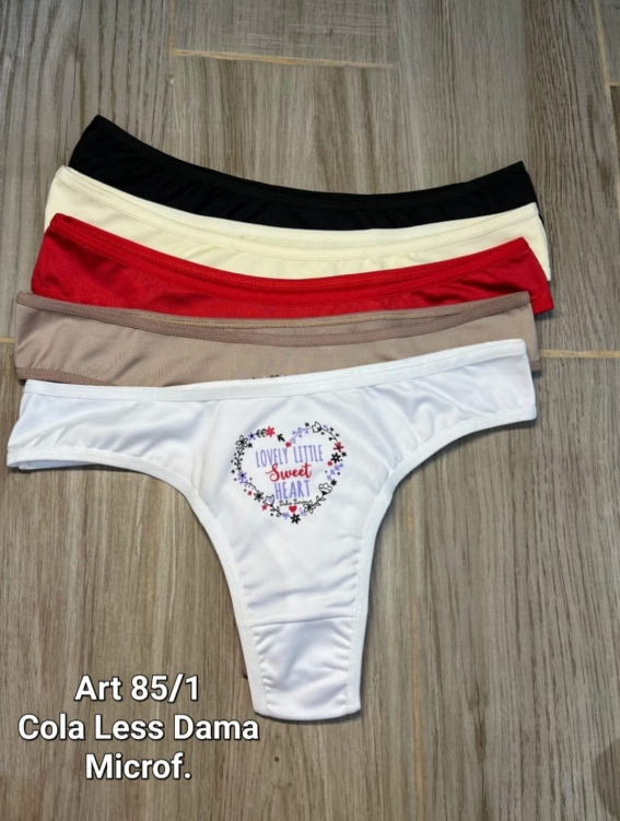 Pila de ropa interior tipo tanga de mujer en color negro, beige, rojo, marrón y blanco, con un diseño de corazón en el blanco.